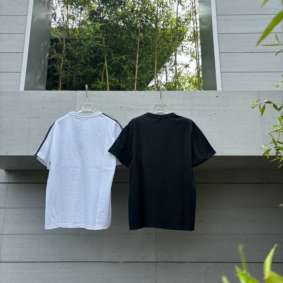 🈴 𝟮Color Collection 𝟬𝟱𝟰𝟯#Exclusive real shot/difference between various stolen pictures and online version on the market [𝗮𝗱𝗶𝗱𝗮𝘀 Adidas Clover men's and women's digital embroidery sports loose round neck T-shirt short sleeves, selected soft cotton fabric, skin-friendly, Breathable, super comfortable to wear. ✅Full set of 1:1 customized accessories ➕Customized three-label ➕𝗬𝘂𝗮𝗻 version hang tag ➕𝗹𝗼𝗴𝗼 packaging bag🔥 ➕Scan the tag to enter the official website. ✅Top version, ins Xiaohongshu Kuaishou = lots of bloggers wear it. ✅Adidas’ absolute Hot Sale star Same Style Details are online, feel free to compare! The iconic Adidas logo embellishes the chest, highlighting the brand's charm. Fixed color and classic three-bar stripes, classic will never go out of style! Versatile is not picky, the original model is perfect for the upper body, so buy it with your eyes closed! ✅The striped elements on both sides of the sleeves add a sporty and fashionable feel, making it easily adaptable to various sports or daily leisure scenes. Whether you are running for fitness or hanging out on the street, it can keep you full of energy without losing the sense of fashion. ✅Complete sizes to meet the needs of different body shapes! Color; White Black Size S-XXL